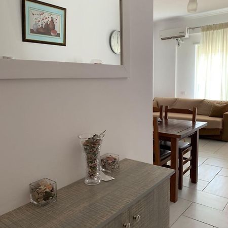 Sea Apartments Himare Bagian luar foto