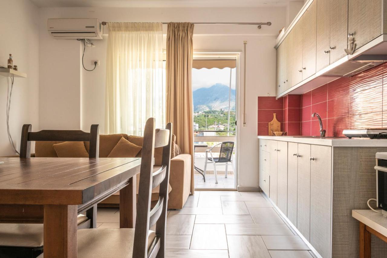 Sea Apartments Himare Bagian luar foto