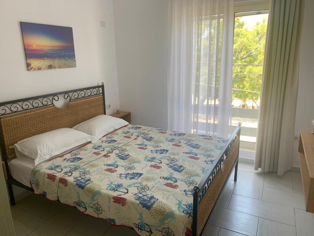 Sea Apartments Himare Bagian luar foto