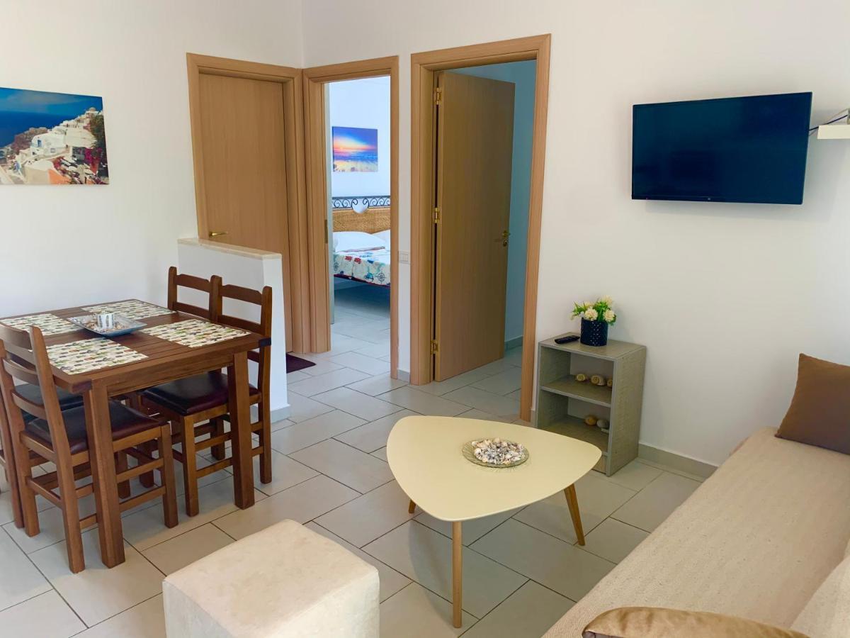 Sea Apartments Himare Bagian luar foto