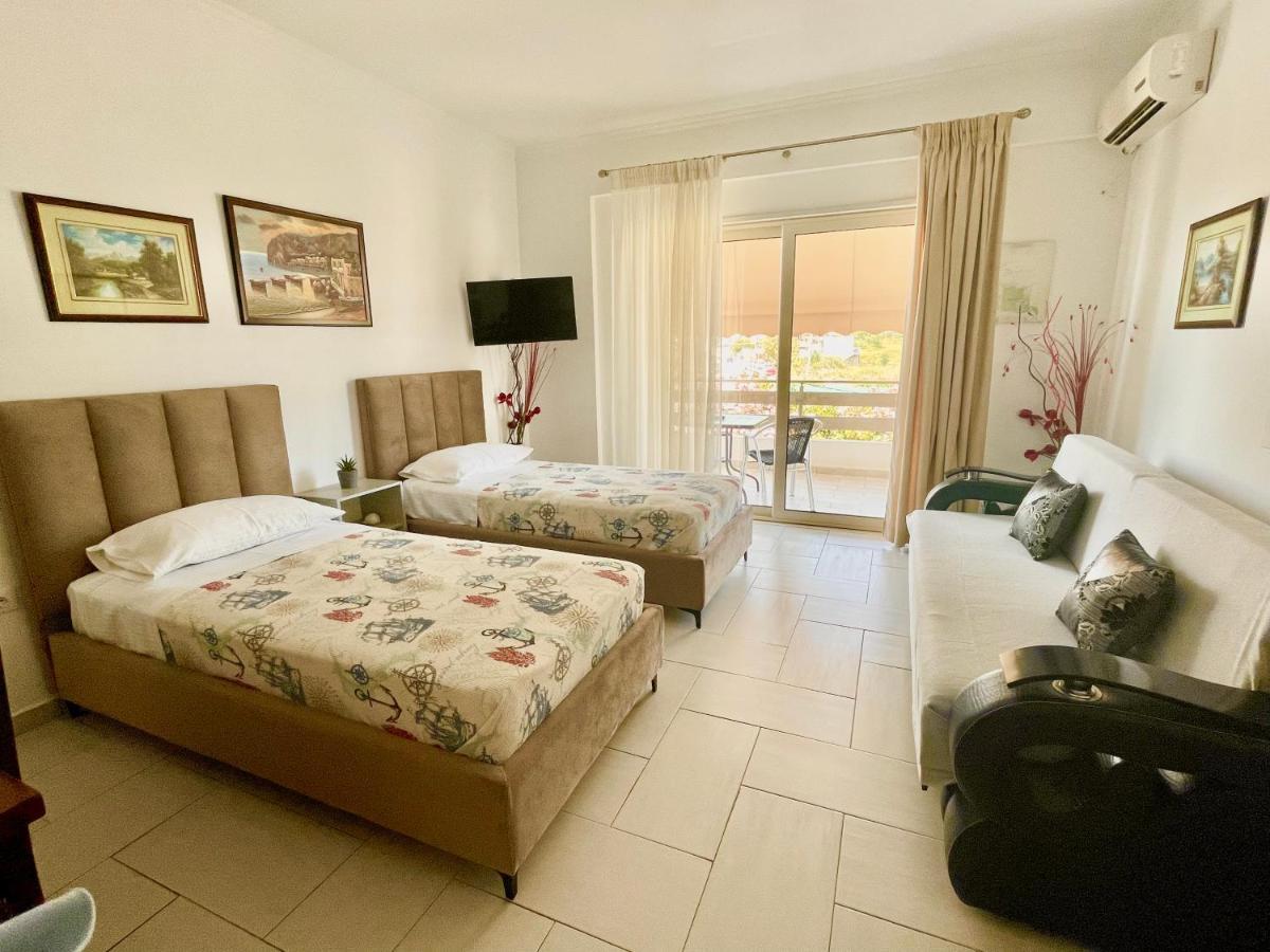Sea Apartments Himare Bagian luar foto