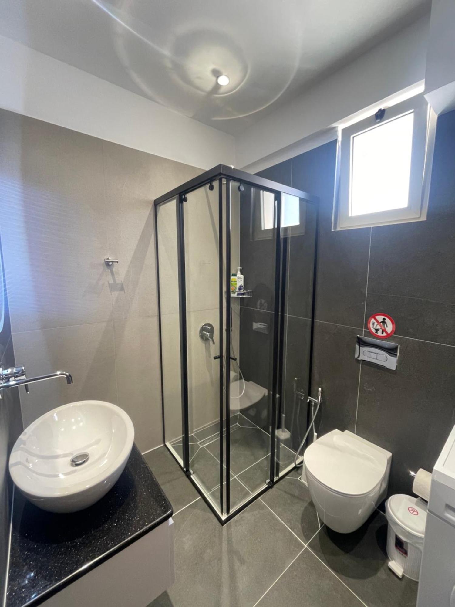 Sea Apartments Himare Bagian luar foto