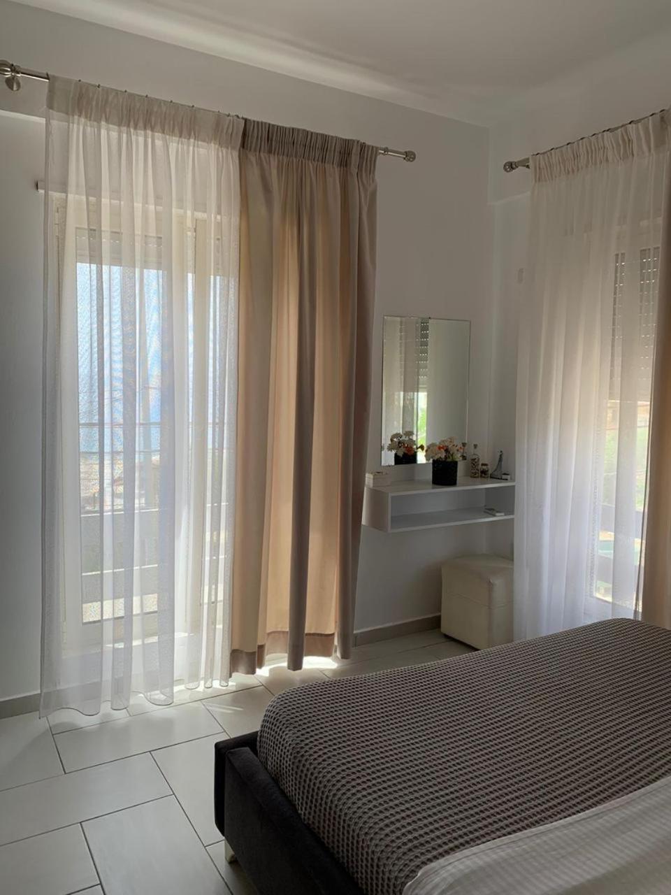 Sea Apartments Himare Bagian luar foto