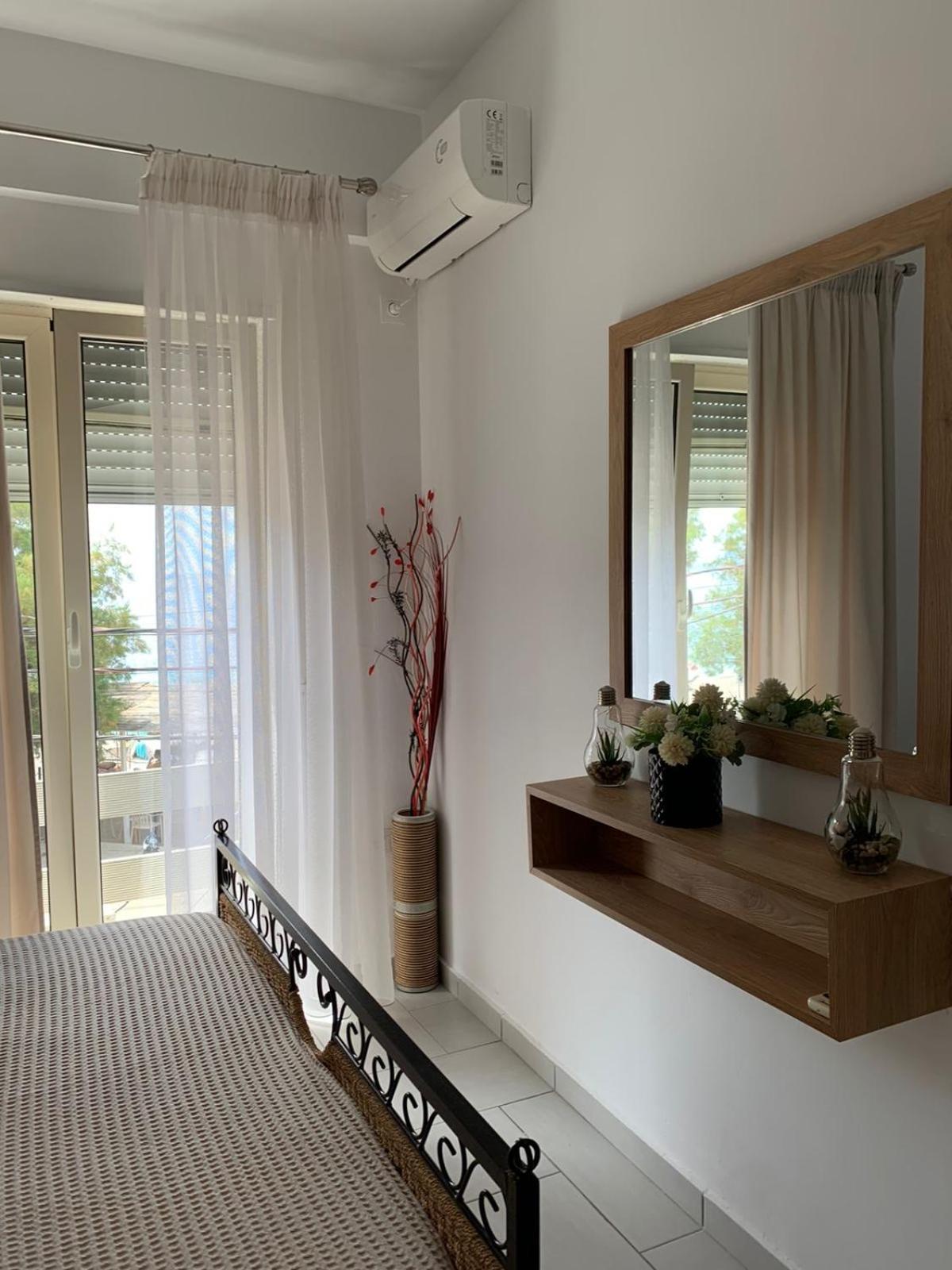 Sea Apartments Himare Bagian luar foto