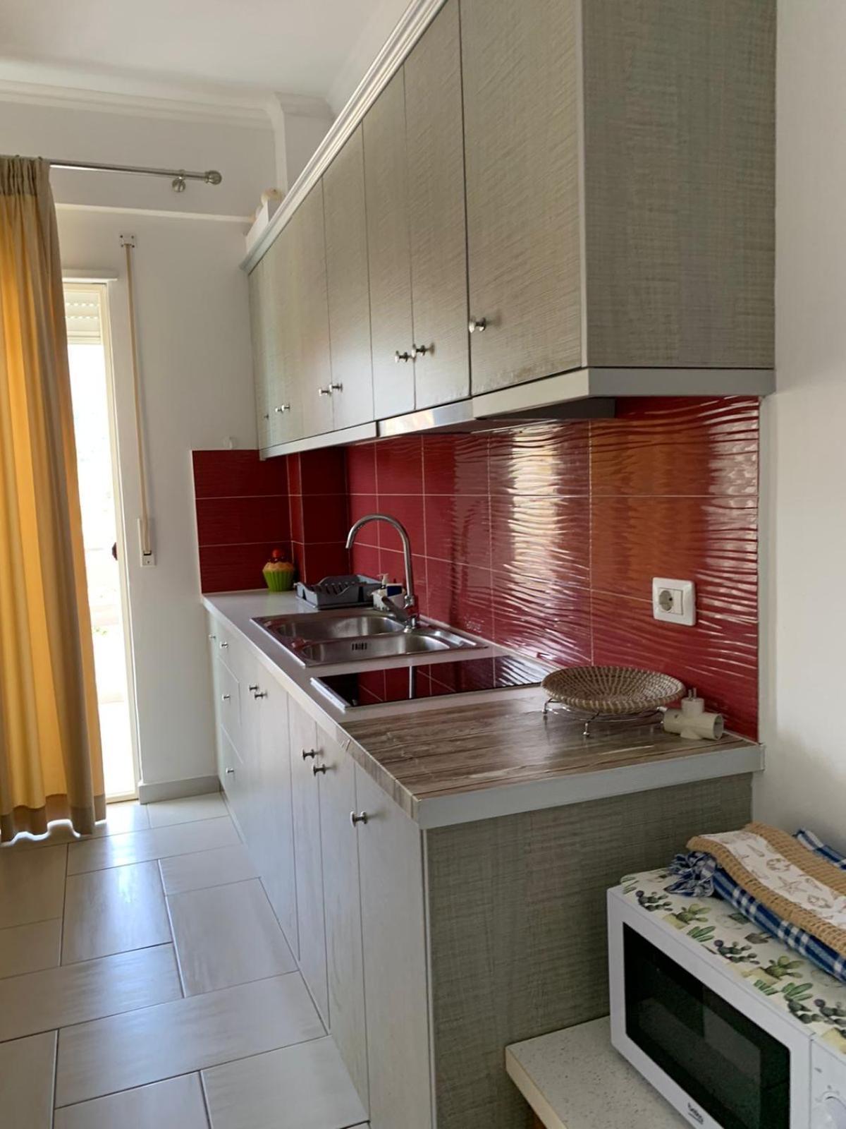 Sea Apartments Himare Bagian luar foto
