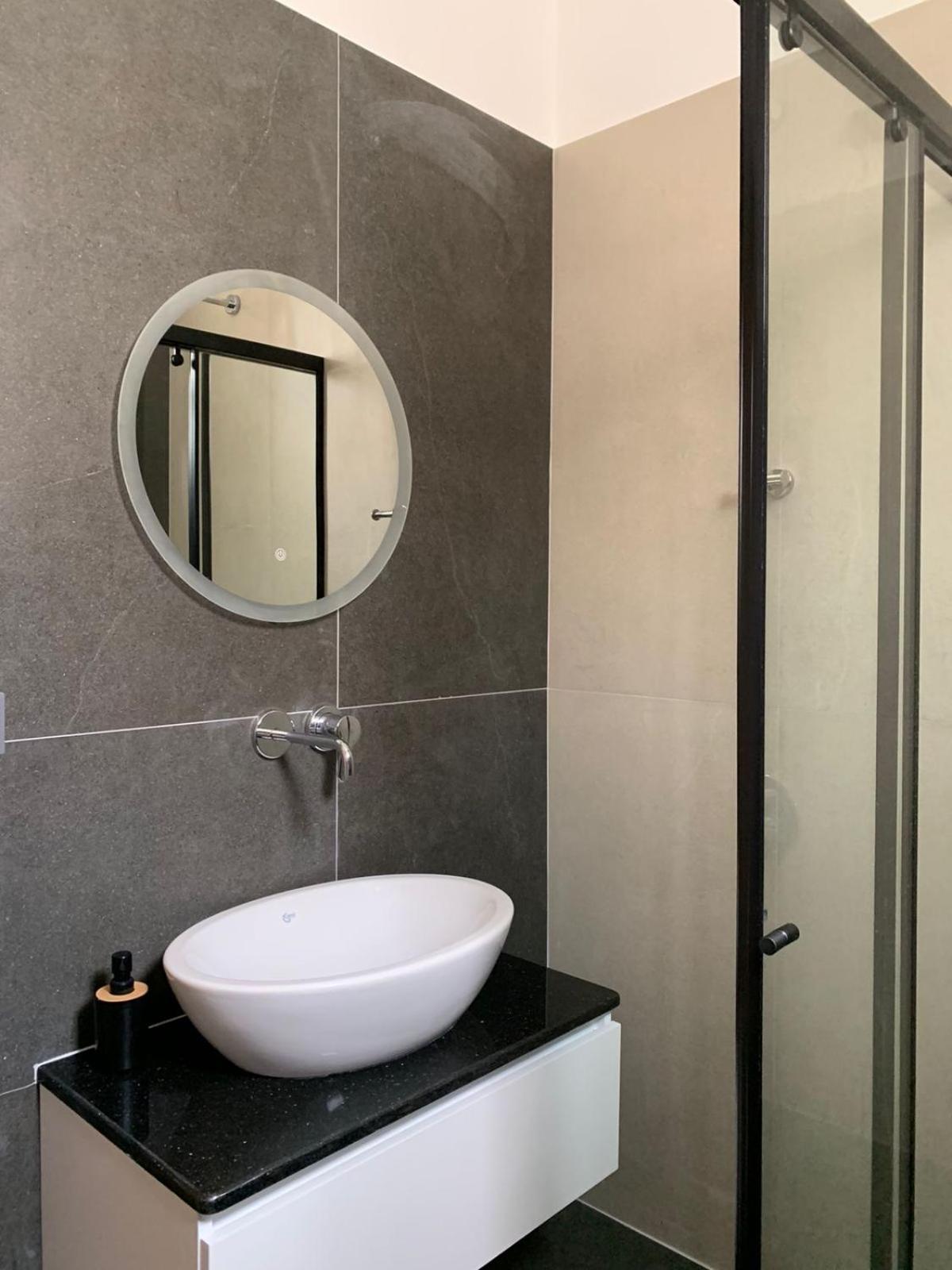 Sea Apartments Himare Bagian luar foto