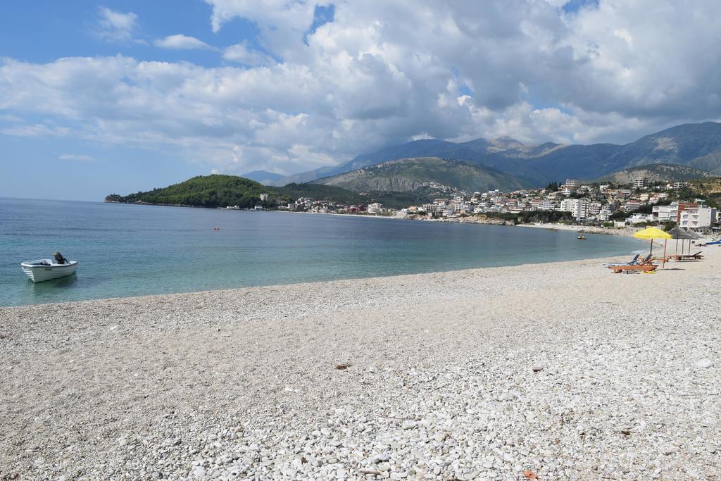 Sea Apartments Himare Bagian luar foto