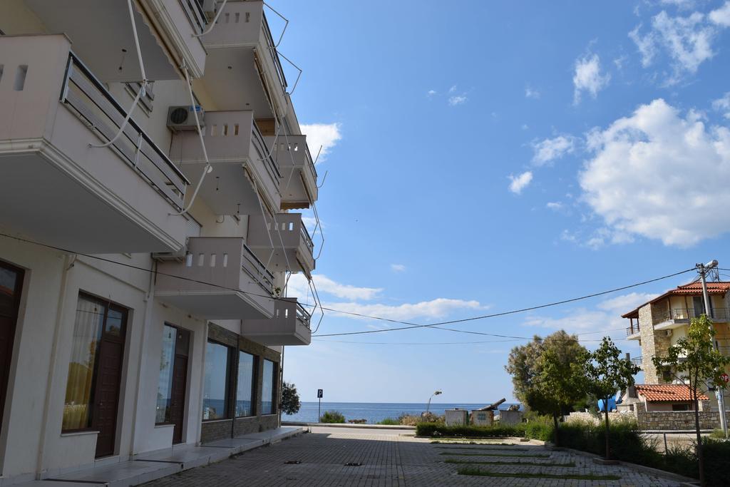 Sea Apartments Himare Bagian luar foto