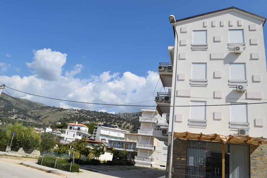 Sea Apartments Himare Bagian luar foto