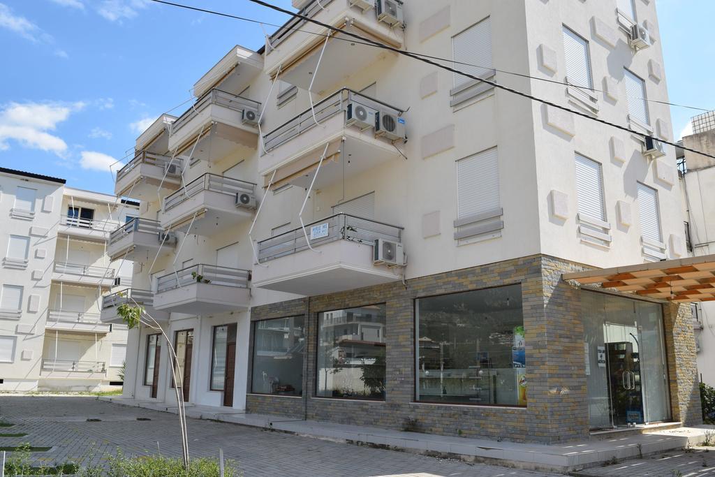 Sea Apartments Himare Bagian luar foto
